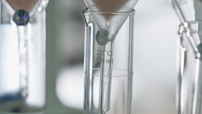 通过过滤器过滤液体进入玻璃实验室的奇迹。