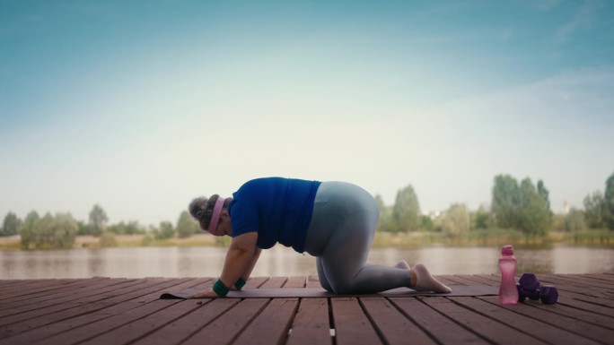 大体型女性在湖边锻炼，户外锻炼，减肥训练