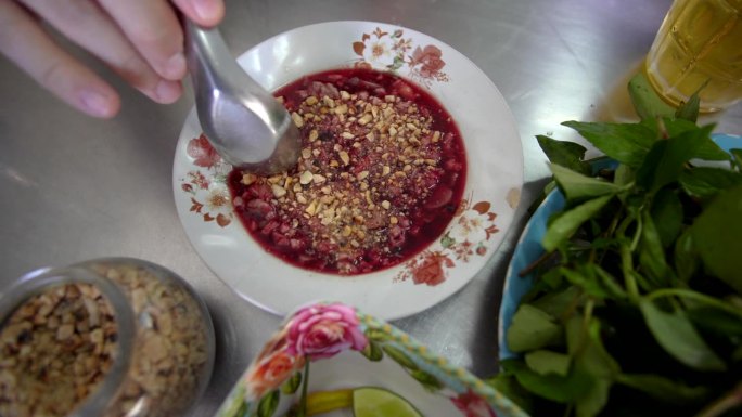生鸭血和鸭内脏是泰国的传统菜肴，配以花生和草药食物