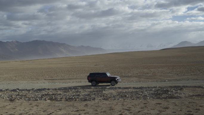 行驶在新疆大漠上的汽车