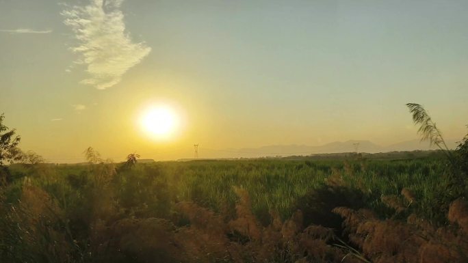 高铁窗外夕阳风景晚霞田野行驶窗外村庄旅行