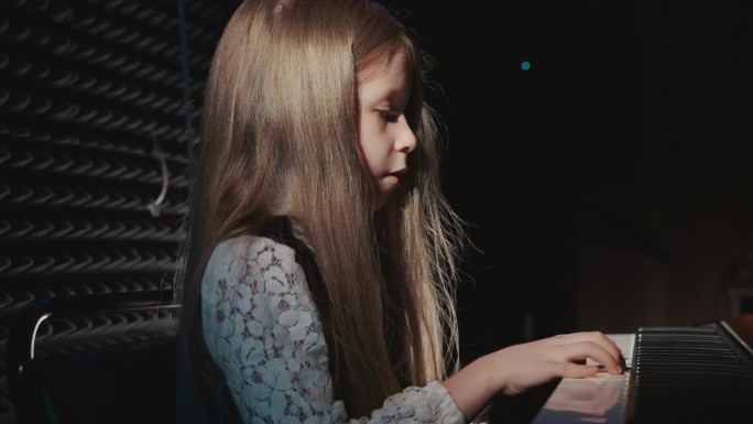 迷人的女孩操作数字钢琴