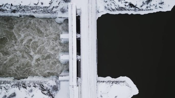 空中无人机视图湍急的水通知控制结构水电大坝河流湖泊雪景北部冬季加拿大马尼托巴省