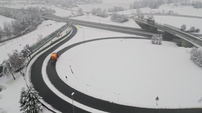 橙色扫雪车在高速公路上行驶的鸟瞰图