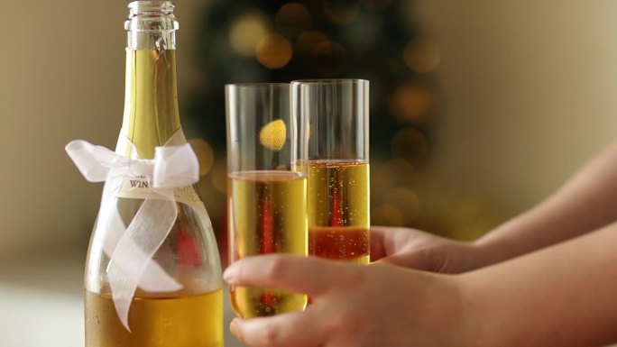4k视频记录了一个无法辨认的女人在家里享用圣诞香槟