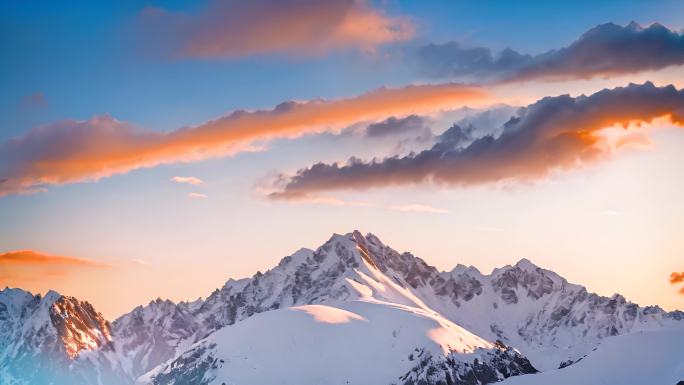 雪山日出日照金山