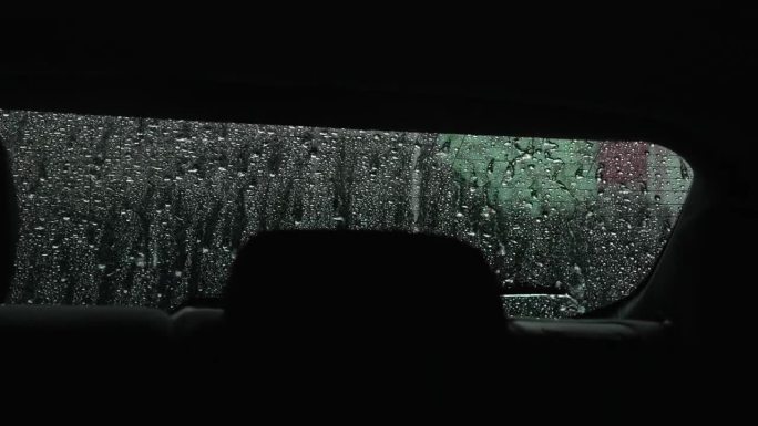 白天洗车后，水滴粘在车窗上