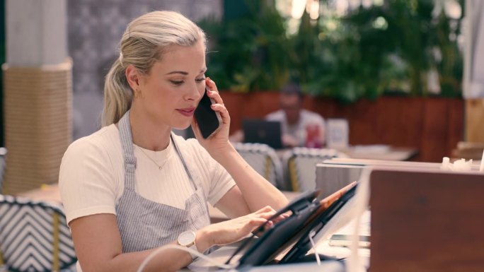 女人，平板电脑和电话在咖啡馆，餐馆或小型企业的电子商务，菜单咨询或在线订购。收银员或女服务员谈论手机