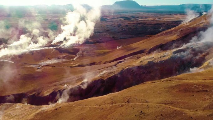 山的裂缝在巨大的云中散布着硫磺蒸汽，太阳在地面上的反射为这个地方增添了美丽的色彩，使它变得温暖。