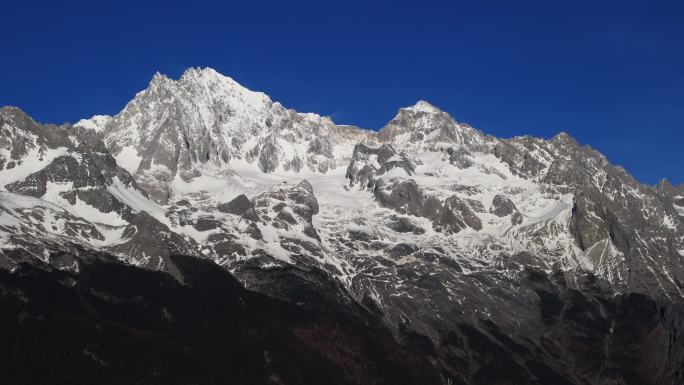 雪山全景