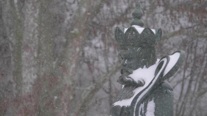 雪景佛寺外的圣王石像，中景