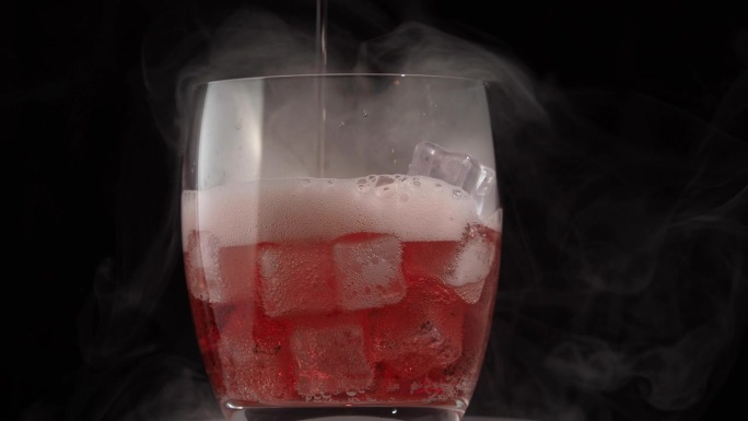 把鸡尾酒倒入加冰的玻璃杯中。