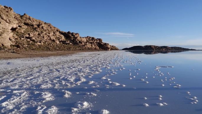 玻利维亚高原乌尤尼盐湖的玻璃反射表面