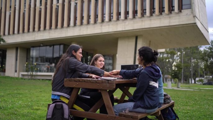 学生朋友们在大学校园里聚集在一起