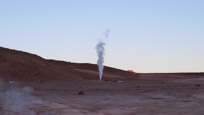 在玻利维亚干旱的高原沙漠上，锥形间歇泉喷出热气和蒸汽