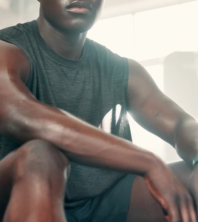 黑人男性，健身，在室内健身房锻炼，锻炼或高强度训练时出汗。非洲男性在休息，呼吸或心肺活动后恢复的肖像