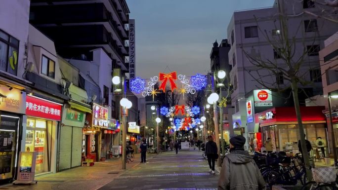 横滨的节日购物街装点着五颜六色的圣诞彩灯