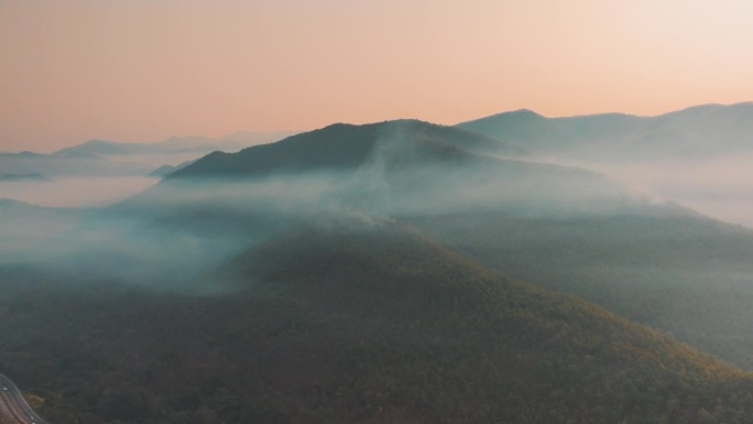 航拍污染山地和热带森林野火灾害