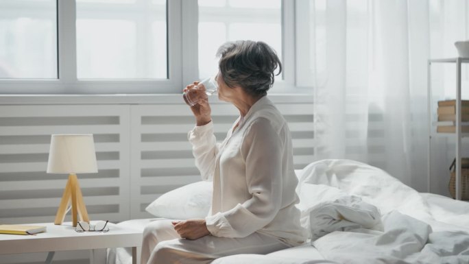 快乐老年妇女随水服用维生素，老年保健