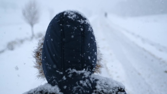 快乐的小男孩在上学的路上玩雪