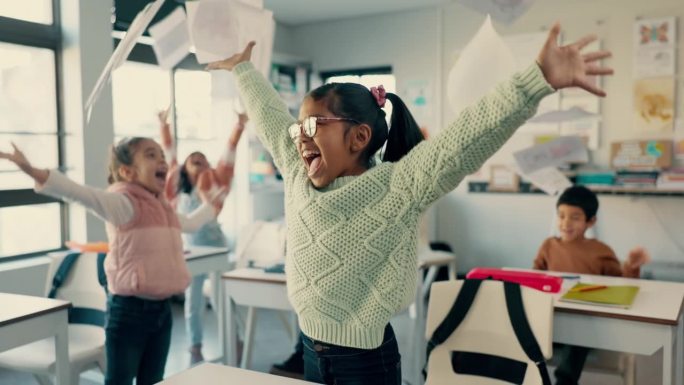 孩子们，学校和扔纸在空中庆祝，兴奋或完成评估为目标。孩子们，玩耍与快乐为证，考试与多元为考，教育与自