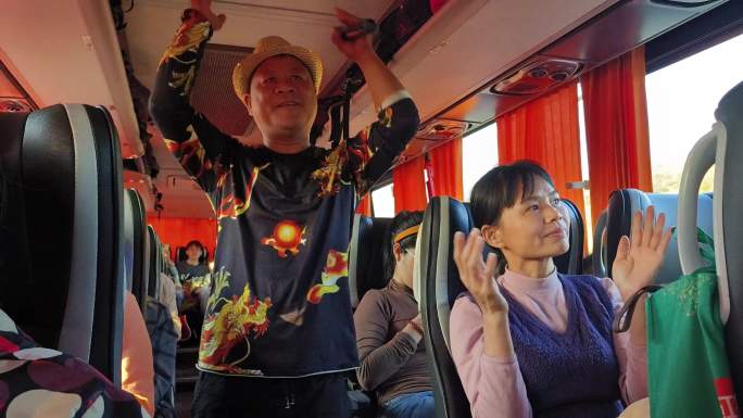 高速公路大巴车旅行乘在客车上唱歌娱乐