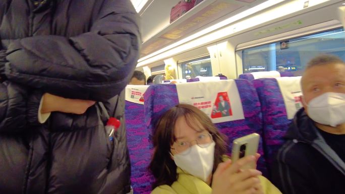火车乘客找座位乘车视频素材