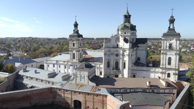 空中无人机拍摄了乌克兰日托米尔州历史名城别尔迪切夫的裸加尔默罗修道院。乌克兰各地的旅游目的地