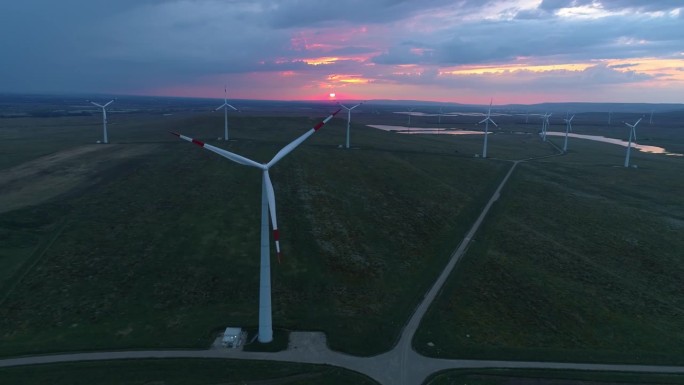 田野里风车农场的鸟瞰图。世界能源危机。绿色能源生产理念。风力涡轮机产生清洁的可再生能源。