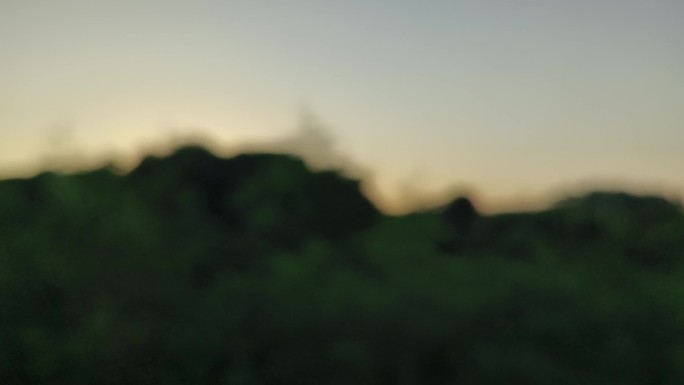 高铁窗外夕阳风景晚霞田野行驶窗外村庄旅行