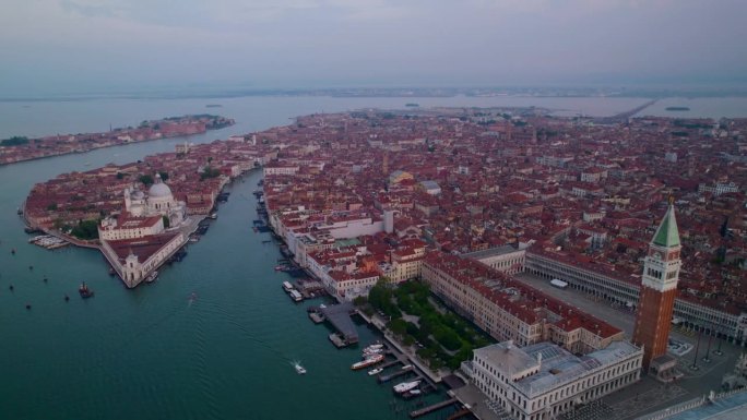 意大利威尼斯城清晨日出时的鸟瞰图