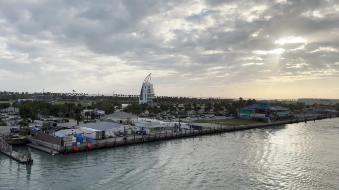 游轮离开卡纳维拉尔港前往加勒比海的各个旅游目的地。