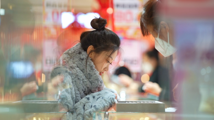 漂亮女孩在商场购物挑选商品