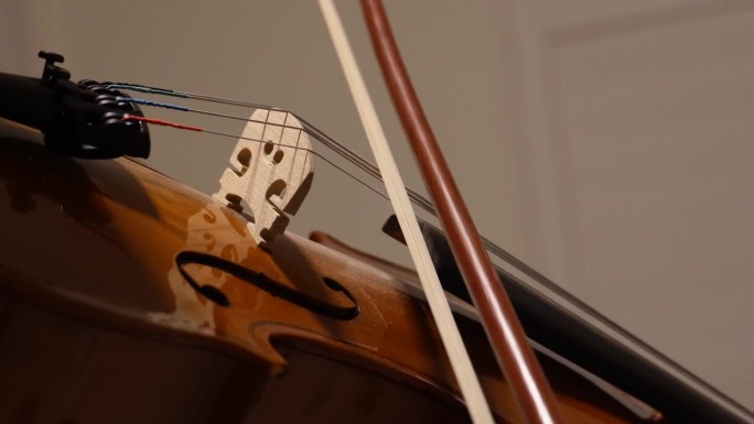 小提琴(中提琴)演奏;近距离观察琴弓通过音乐振动来制造声音。