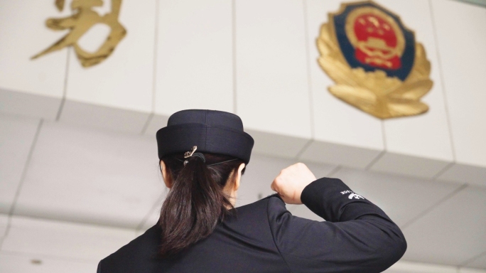 女警整理着装-女警对国徽敬礼