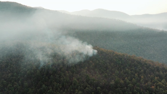 航拍污染山地和热带森林野火灾害