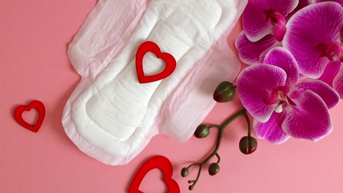 一个女性的垫子，三颗红心，粉红色的兰花枝。