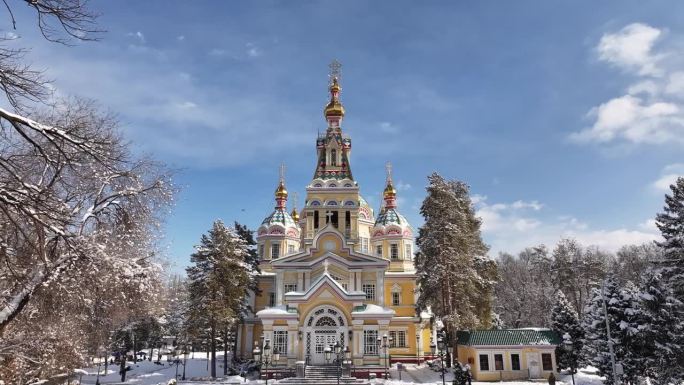 在一个阳光明媚的冬日，从四轴飞行器上俯瞰建于1907年的哈萨克斯坦阿拉木图独特的木制东正教扬升大教堂