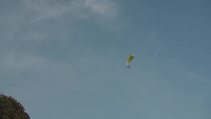 日落时分，在老挝的旺永，喀斯特山脉的背景下，一个动力降落伞