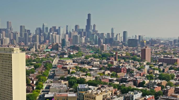 向右无人机飞越西镇，俯瞰芝加哥的环线天际线