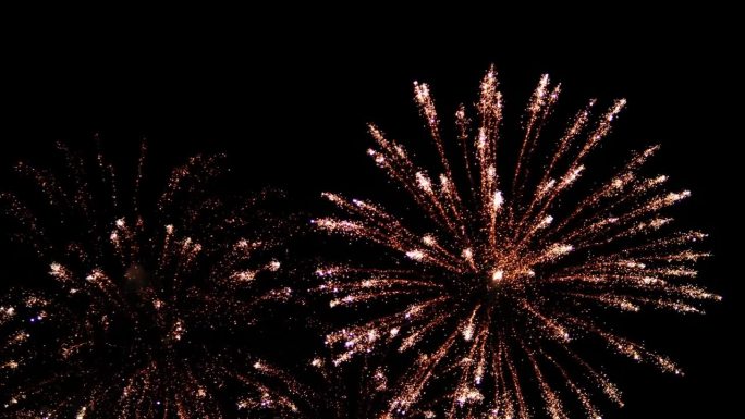 充满活力的庆祝色彩。在芭堤雅一年一度的盛大活动中，爆炸性的烟花照亮了夜空。