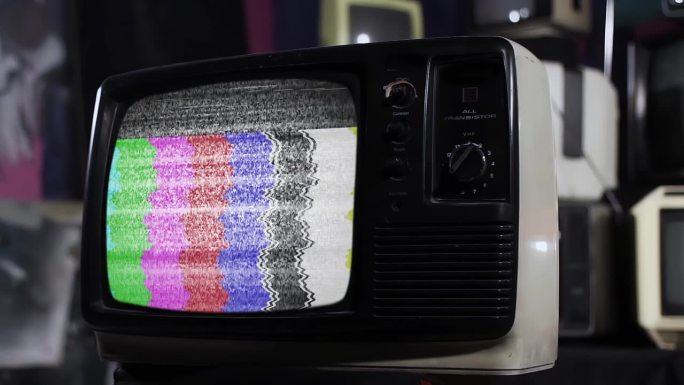 在众多复古电视中，一台打开静态模式的旧电视。特写，4K分辨率。