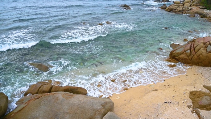 海南三亚海边海浪拍打礁石