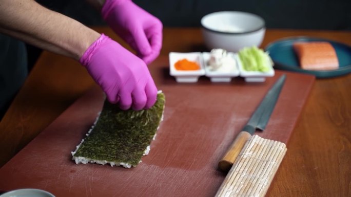 在餐馆里制作寿司的过程