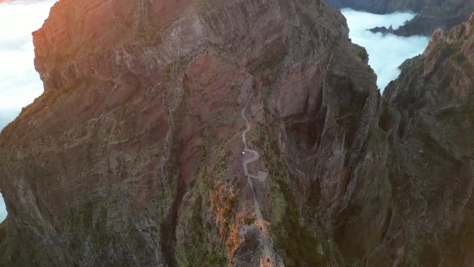 葡萄牙马德拉岛日落时Pico do Arieiro山徒步旅行的航拍画面