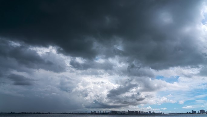 乌云飘动雷雨将至