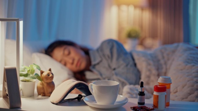妇女发现缓解与CBD油失眠管理。