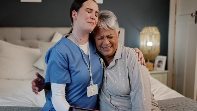 舒适，拥抱和护士与老年妇女在卧室进行医疗健康咨询。快乐，关怀和照顾者拥抱在养老院病床上的退休老人，寻