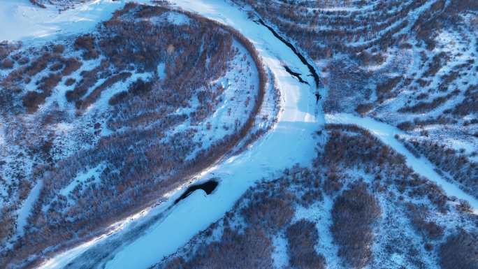 冰雪覆盖的内蒙古扎敦河湿地