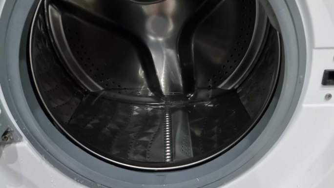 洗衣机故障，洗衣机内有积水